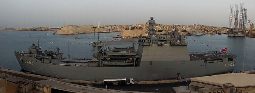 TCG_Bayraktar_(L-402)_in_Valletta_harbor_(total)